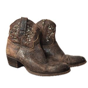 Frye Brown Deborah Distressed Studded Booties Size 8 ❤️